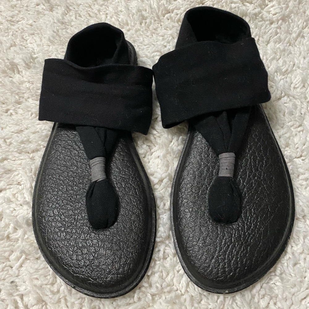 Sanuk sandals size 6
